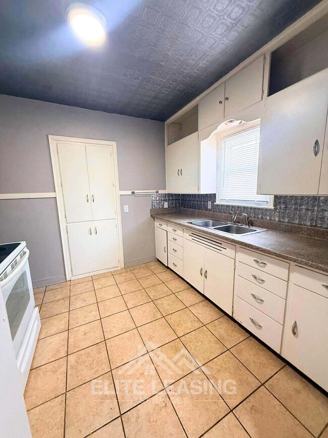 Foto del edificio - Charming 3-Bedroom Home with Garage