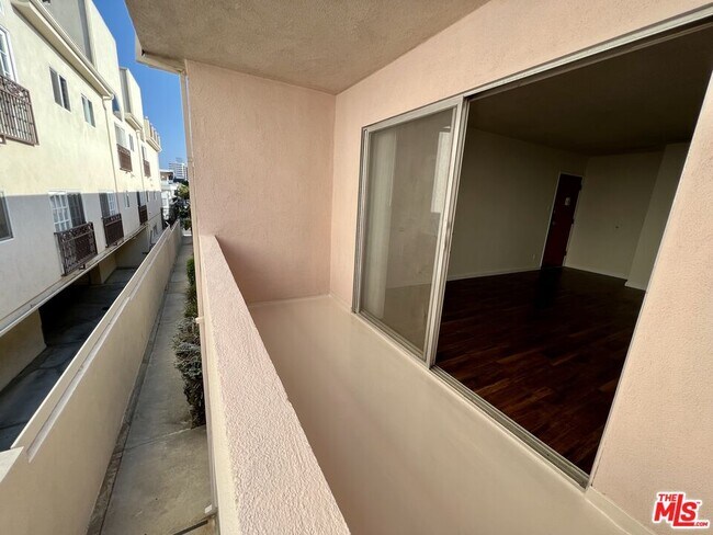 Foto del edificio - 11727 Mayfield Ave
