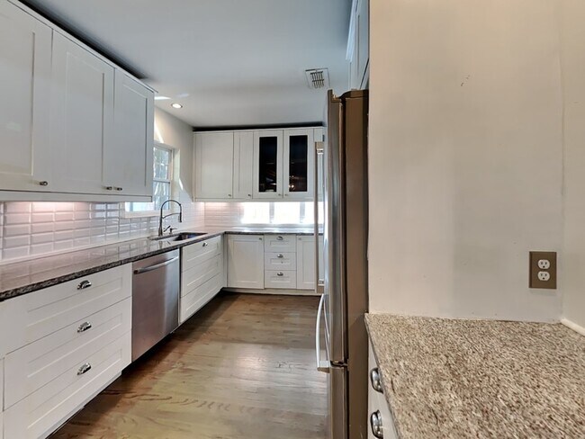 Building Photo - 8902 Redondo Dr