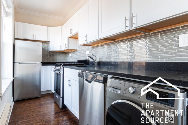 Building Photo - 923 W Waveland Ave