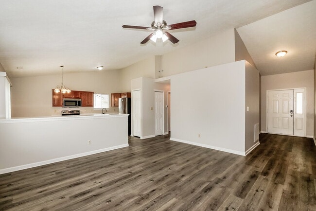Building Photo - 10708 Tanbark Dr