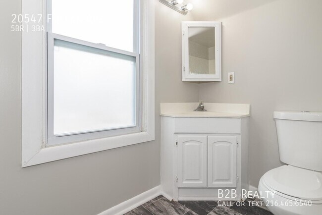 Building Photo - Beautiful and Newly Renovated Single Famil...