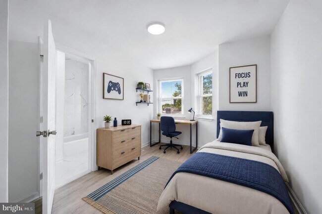 Foto del edificio - 5829 Crittenden St