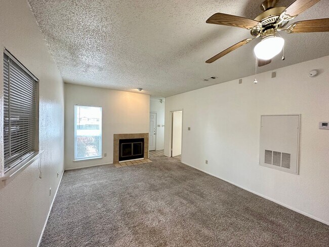 Foto del edificio - 1st floor entry off W 29th! 3 bed 2 bath n...