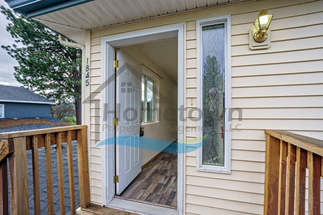 Building Photo - 1845 Fairway Dr