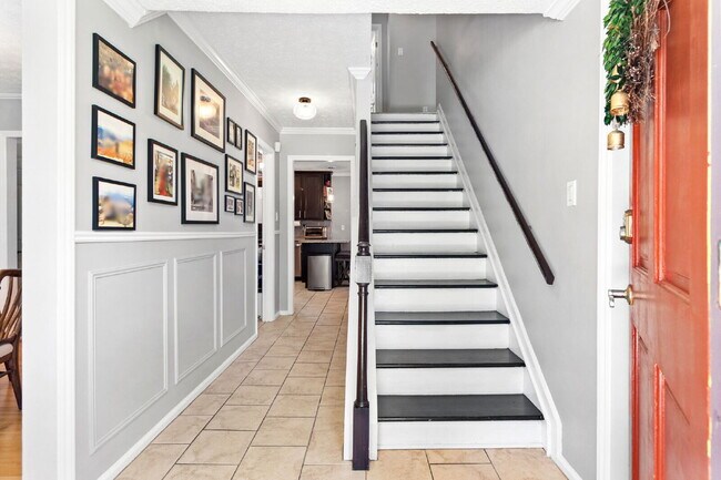 Foto del edificio - Spacious 4-Bedroom Haven with 3 Full Baths...