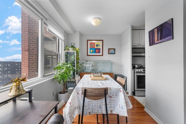 Building Photo - 225 St Pauls Ave