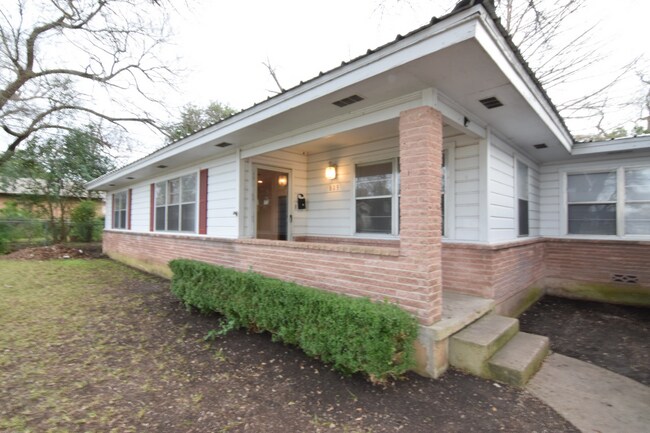 Building Photo - 809 W Ave R