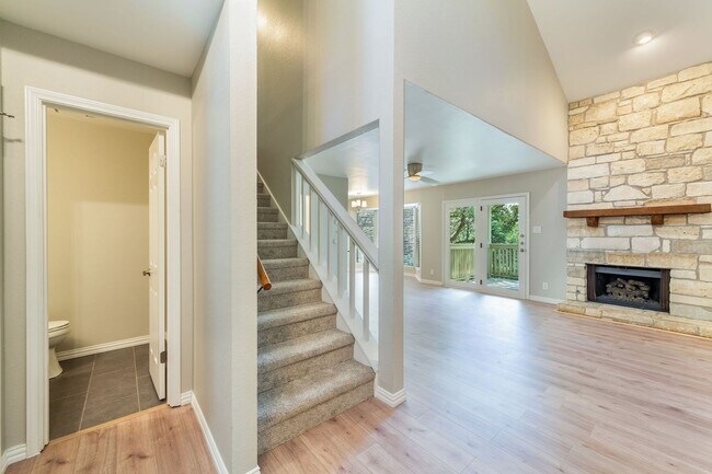 Foto del edificio - 4404 Travis Country Cir