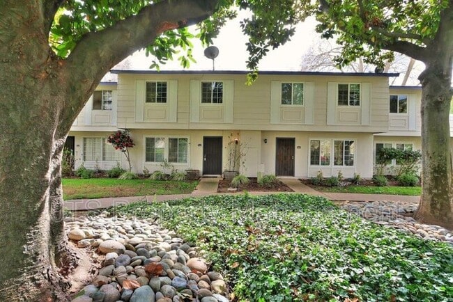 Building Photo - 8851 Salmon Falls Dr