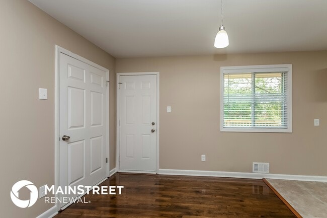 Building Photo - 742 King Rd