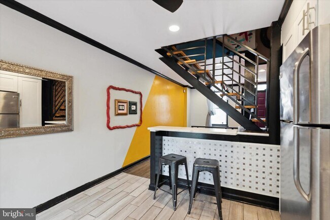 Building Photo - 2027 E Hazzard St