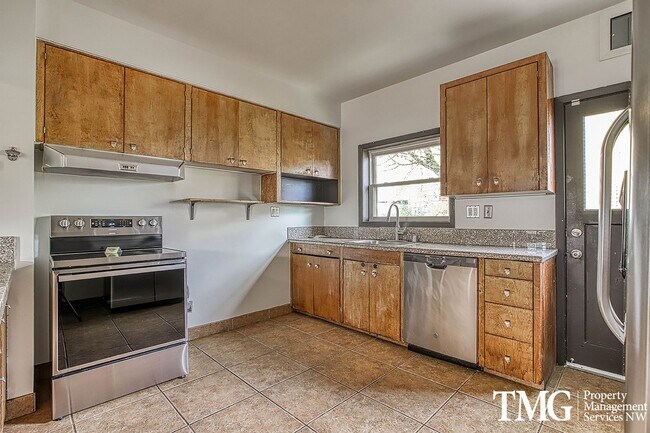 Foto del edificio - Stunning 4BD Craftsman in Excellent N Port...