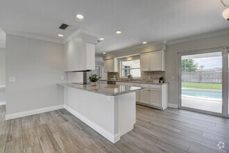 Building Photo - 798 SW 15th Ave