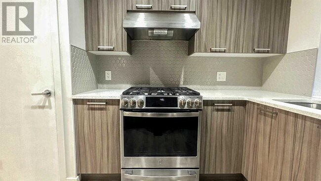 Photo du bâtiment - 115-115 Sagewood Dr SW