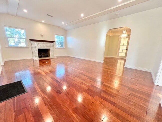 Building Photo - Charming Bixby Knolls Corner Home with Yard, Cabana, & A/C