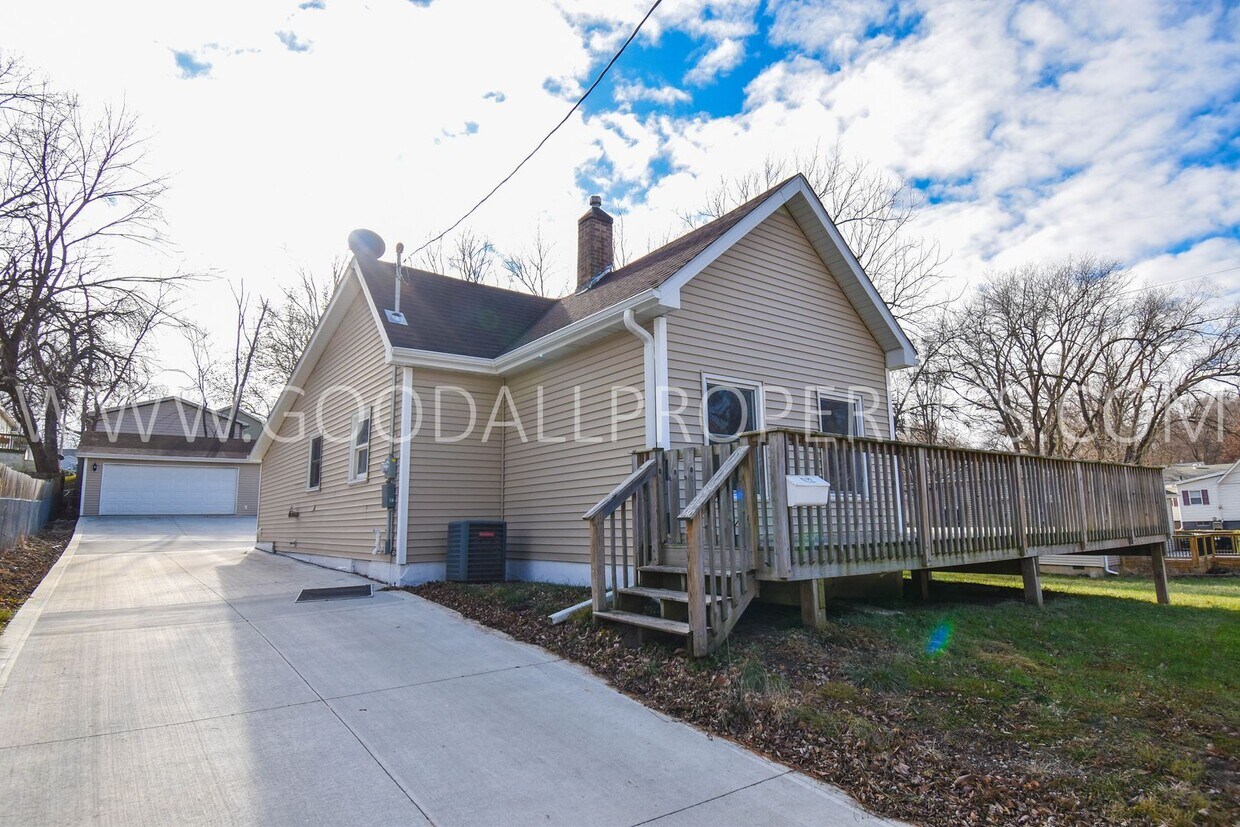 Primary Photo - 3 Bedroom 1 Bath Home in Des Moines