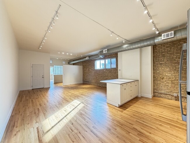 Building Photo - 3138 N Lincoln Ave