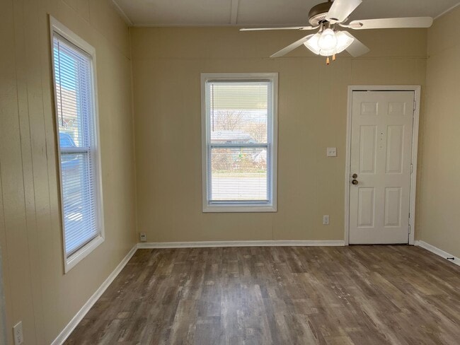 Building Photo - ADORABLE 3 BEDROOM HOUSE- FENCED BACK YARD