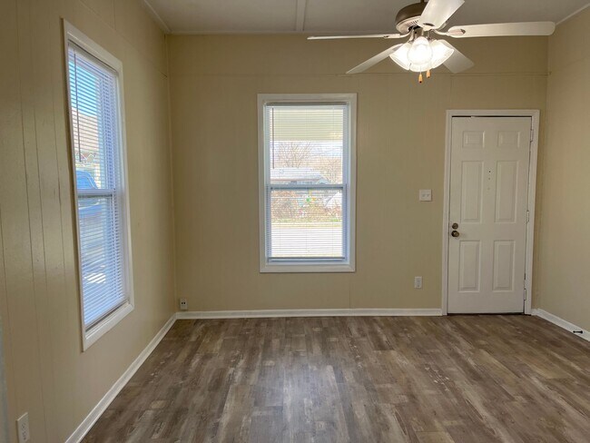 Foto del edificio - ADORABLE 3 BEDROOM HOUSE- FENCED BACK YARD