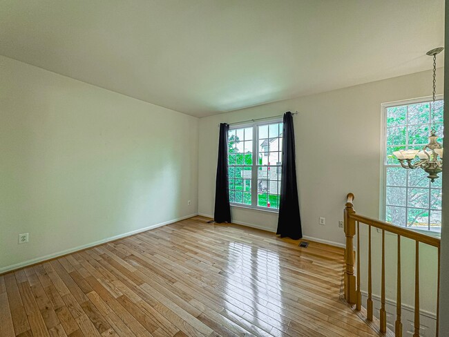 Building Photo - Gorgeous 3 Bed 2.5 Bath Interior Townhome ...