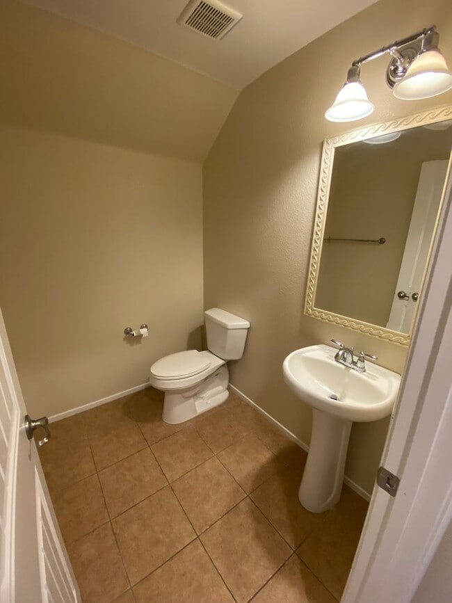 Building Photo - Beautiful 3 bed/2.5 bath home located in Henderson.