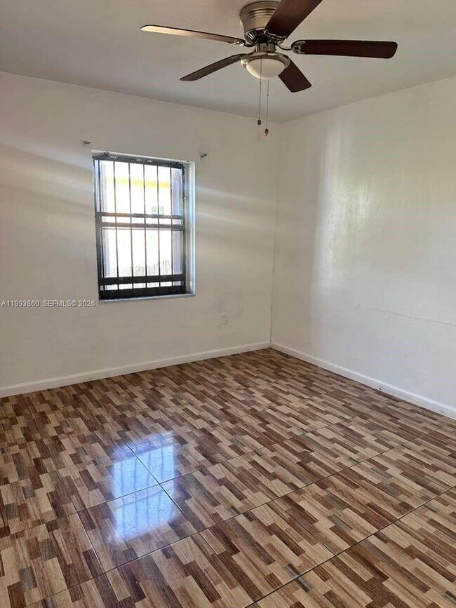 Foto del edificio - 576 NW 147th St