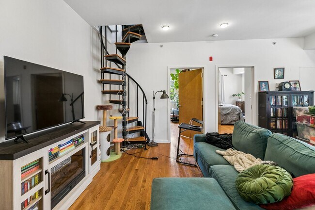 Foto del edificio - Well-maintained 2-bedroom, 1-bath bi-level apartment | Washington Square West
