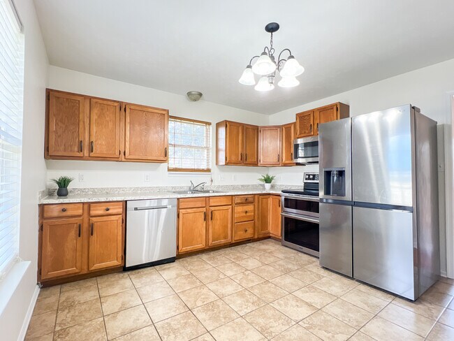 Cocina - 1451 N Delphine Ave