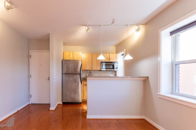 Foto del edificio - Bright One Bedroom Gem in Columbia Heights!