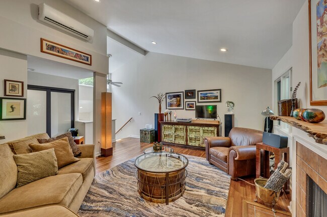 Otra foto de la sala de estar: el baño de visitas está en esta planta principal. - 918 Harpeth Trace Dr