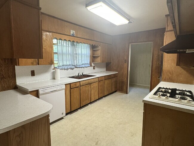 Building Photo - 3 bedroom 2 bath over 2000 sq ft, one bloc...
