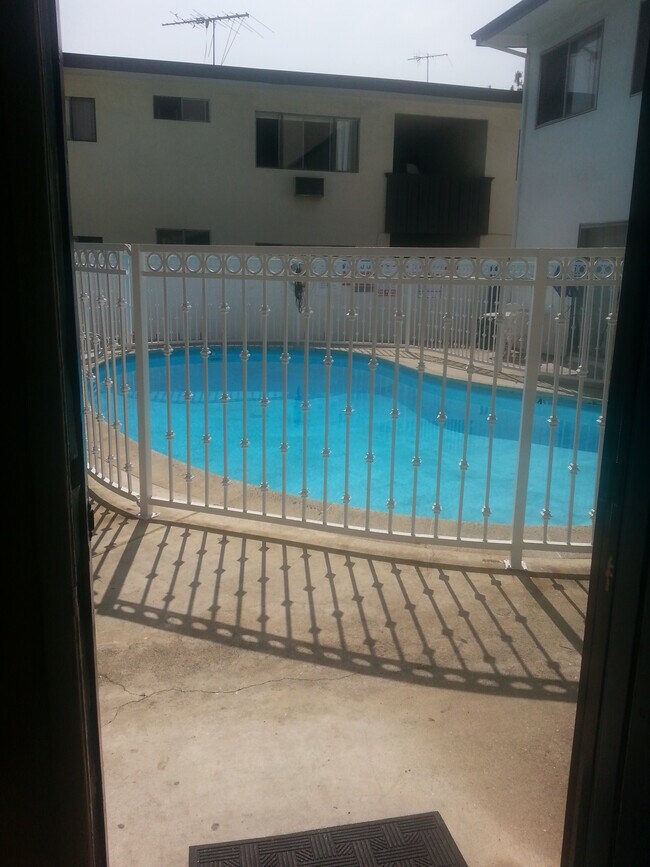 SPARKLING POOL - 10847 Hortense St