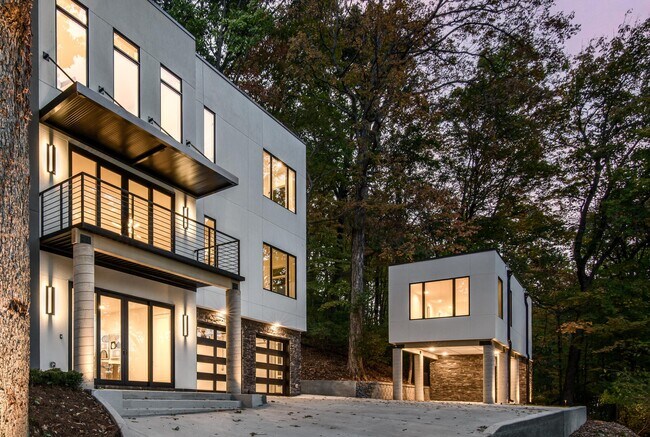 Building Photo - 5031 Lakeview Dr