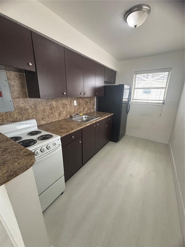 Foto del edificio - 1400 W 29th St