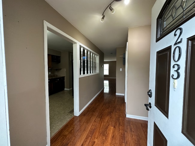 Building Photo - 203 Poplar Dr