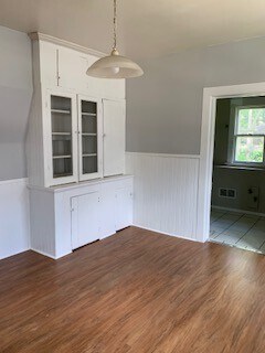 Building Photo - 2 bedroom 1 bath updated single family home