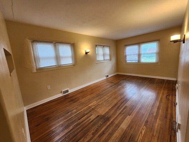 Building Photo - Two Bedroom Home in Normal