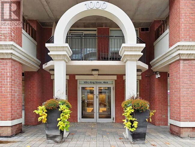 Building Photo - 1000 King St W