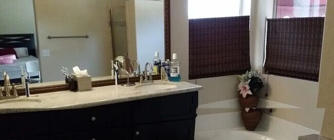 Foto del edificio - Stunning 3 bedroom, 2.5 bathroom Gold Cour...