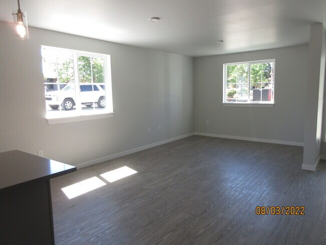 great room - end unit - 1916 N Wall St