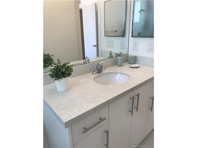 Foto del edificio - 2641 NE 213th St