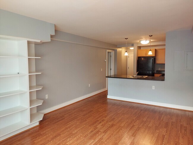 Sala de estar/estanterías empotradas - 800 4th St SW