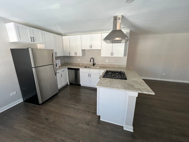 Building Photo - 4801 N Ridgeway Ave