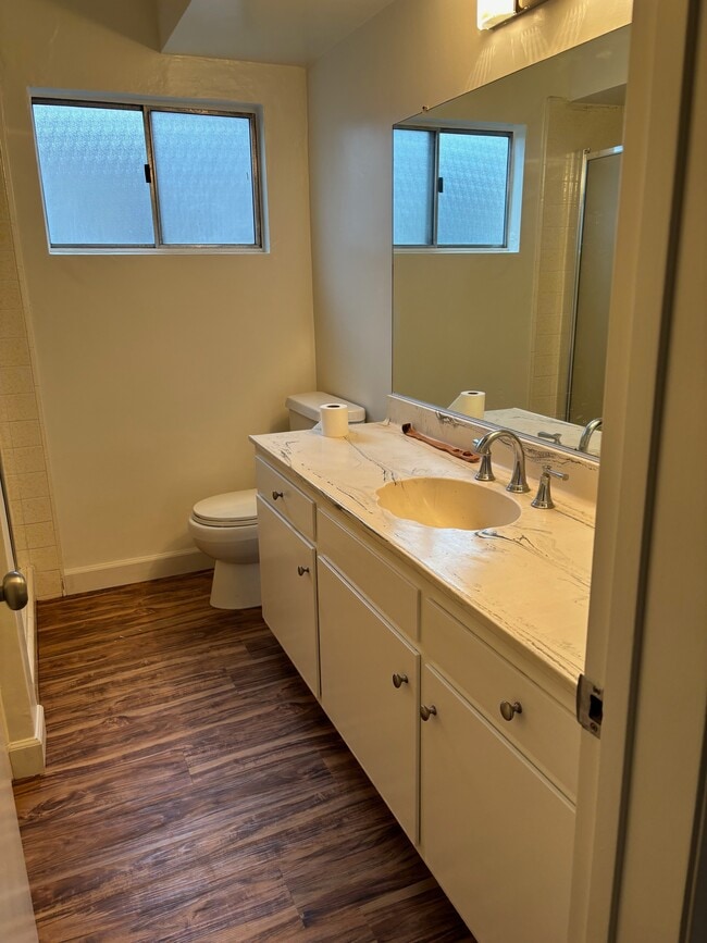 Building Photo - 1118 S Oakhurst Dr