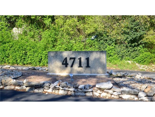 Foto del edificio - 4711 Spicewood Springs Rd