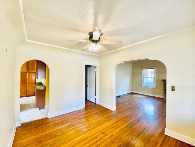 Foto del edificio - Beautiful 4 Bedroom Cottage in Kensington with Extra Room for an Office!