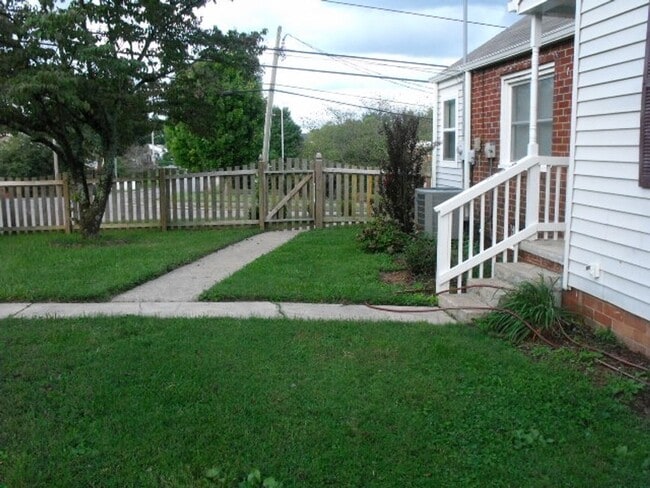 Building Photo - THIS COULD BE YOUR NEW HOME, BUSINESS, OR BOTH!