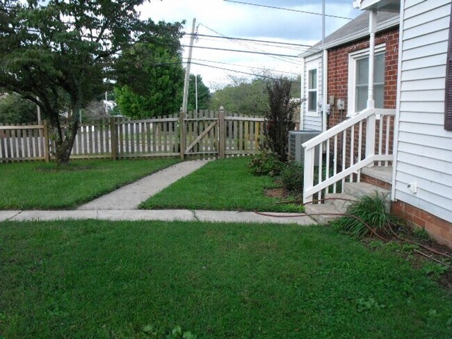 Foto del edificio - THIS COULD BE YOUR NEW HOME, BUSINESS, OR BOTH!