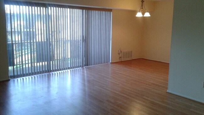 Foto del edificio - Look no further! Beautiful spacious update...
